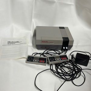 Nintendo NES Console Two Controllers vintage